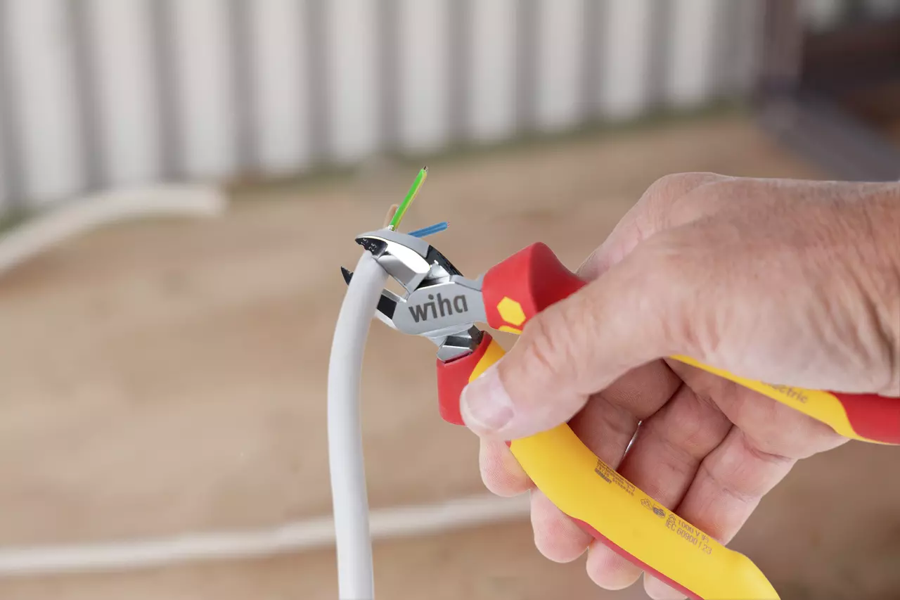 Stripping tools and stripping pliers