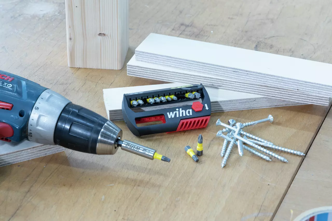 Interchangeable screwdrivers with separate bit set